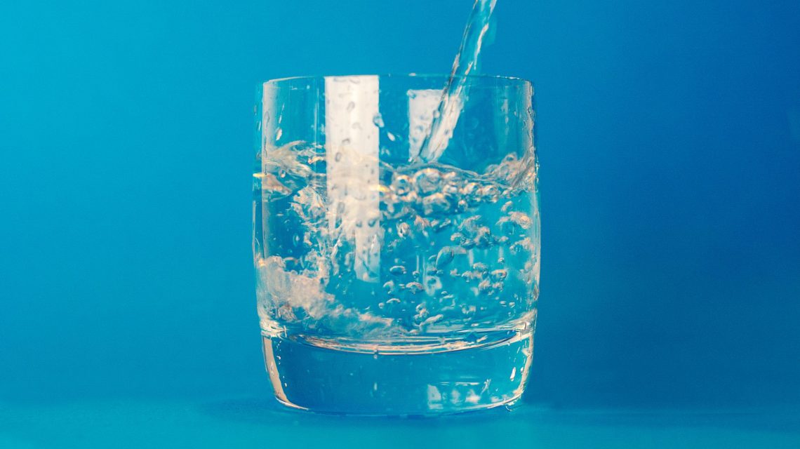 El agua con exceso de flúor es una de las causas de la fluorosis.